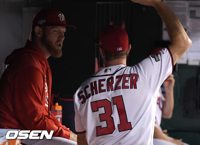 7일(한국시간) 미국 워싱턴 D.C. 내셔널스 파크에서  2019 MLB 포스트시즌 내셔널리그 디비전시리즈(NLDS) 워싱턴 내셔널스와 LA의 다저스의 3차전이 진행됐다.2회말 워싱턴 선발투수 산체스가 슈어저와 이야기를 나누고 있다. /soul1014@osen.co.kr