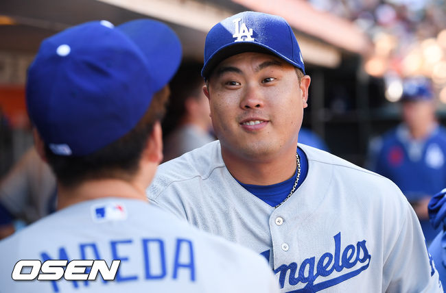 29일(한국시간) 미국 캘리포니아주 샌프란시스코 오라클 파크에서 2019 메이저리그 샌프란시스코 자이언츠와 LA 다저스의 경기가 진행됐다.7회말 이닝종료후 교체된 류현진이 마에다와 하이파이브를 하고 있다. / soul1014@osen.co.kr