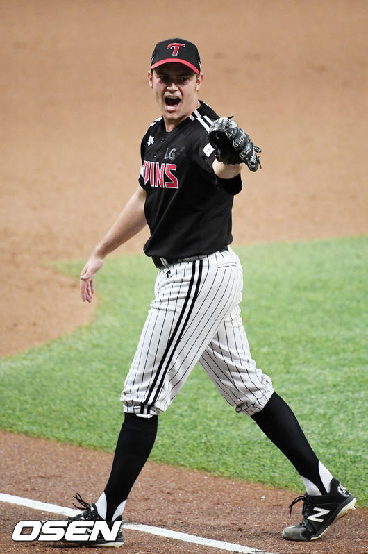 8회말을 마친 LG 선발 윌슨이 포효하고 있다. /rumi@osen.co.kr