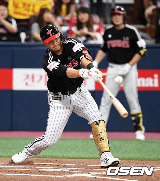 1회초 1사에서 LG 김민성이 2루타를 날리고 있다.  /jpnews@osen.co.kr