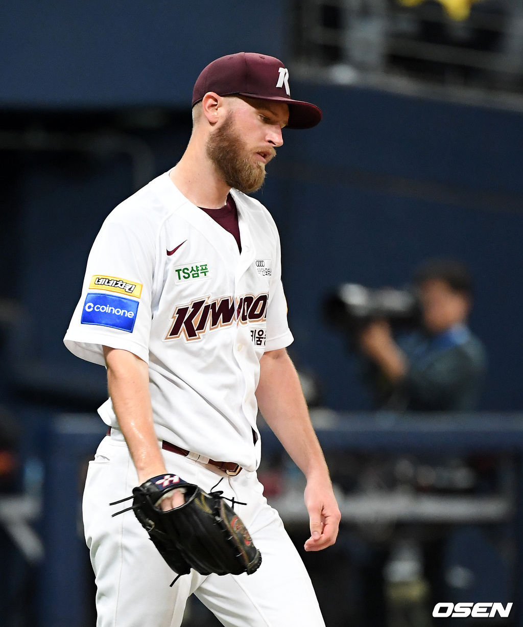 2회초 2사 만루에서 키움 요키시가 LG 김민성에 밀어내기 볼넷을 허용하며 아쉬워하고 있다. /jpnews@osen.co.kr