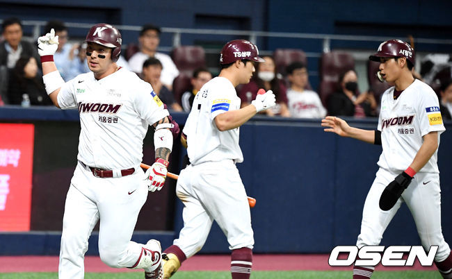 7일 오후 서울 고척스카이돔에서 '2019 신한은행 MY CAR KBO 포스트시즌' 준플레이오프 2차전 키움 히어로즈와 LG 트윈스의 경기가 열렸다. 8회말 1사 1루에서 키움 박병호가 투런포를 날리고 기뻐하고 있다. /jpnews@osen.co.kr