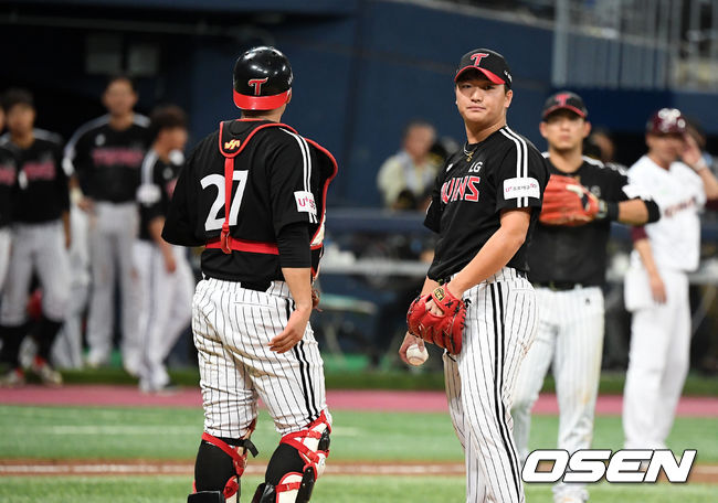 7일 오후 서울 고척스카이돔에서 '2019 신한은행 MY CAR KBO 포스트시즌' 준플레이오프 2차전 키움 히어로즈와 LG 트윈스의 경기가 열렸다. 9회말 2사 만루에서 LG 고우석이 강판당하고 있다. /jpnews@osen.co.kr