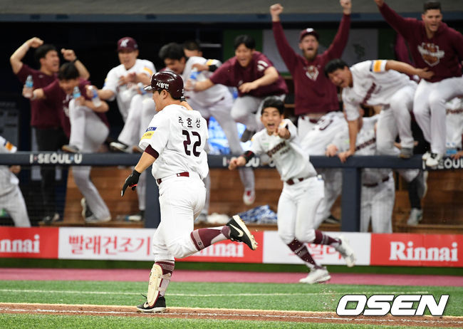 [OSEN=고척, 손용호 기자] 키움 히어로즈가 이틀연속 짜릿한 끝내기 승리를 안았다. 키움은 7일 서울 고척스카이돔에서 열린 '2019 신한은행 MYCAR KBO 포스트시즌' LG 트윈스와의 준플레이오프 2차전에서 연장 승부를 펼친 끝에 주효상의 끝내기타에 힘입어 5-4로 승리했다. 이틀연속 막판 짜릿한 승부를 펼치며 2연승을 따냈다. LG는 벼랑끝에 몰렸다. 주효상이 끝내기타를 치고 환호하고 있다./spjj@osen.co.kr