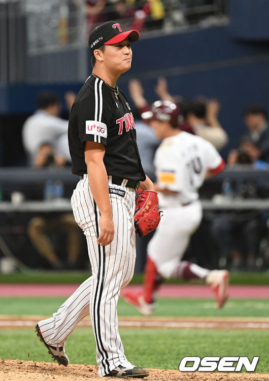 [OSEN=고척돔, 손용호 기자]9회말 2사 3루 동점을 허용한 고우석이 아쉬워하고 있다. /spjj@osen.co.kr