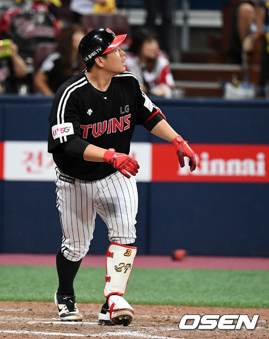 7회초 2사에서 LG 유강남이 솔로포를 날리고 타구를 바라보고 있다.  /jpnews@osen.co.kr