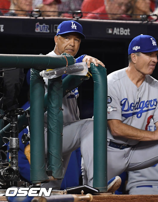 4회초 LA 로버츠 감독이 경기를 바라보고 있다. /soul1014@osen.co.kr
