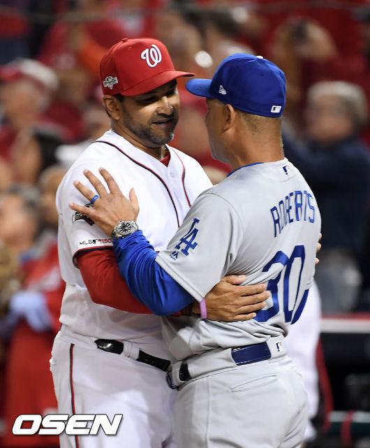 경기에 앞서 워싱턴 데이브 마르티네즈 감독과 LA 데이브 로버츠 감독이 인사를 나누고 있다. /soul1014@osen.co.kr