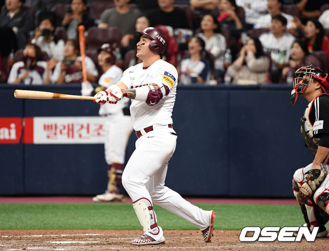 7일 오후 서울 고척스카이돔에서 '2019 신한은행 MY CAR KBO 포스트시즌' 준플레이오프 2차전 키움 히어로즈와 LG 트윈스의 경기가 열렸다.8회말 1사 1루 박병호가 투런 홈런을 치고 있다. /spjj@osen.co.kr