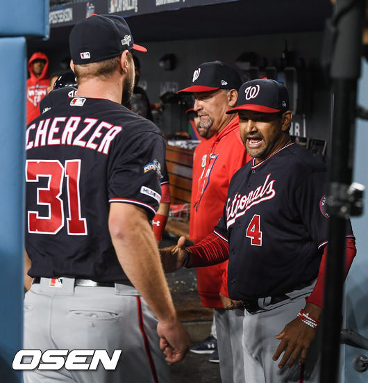 8회말 이닝종료 후 워싱턴 마르티네즈 감독이 슈어저와 악수를 하고 있다. / soul1014@osen.co.kr