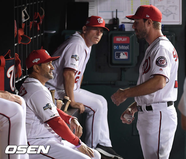 7일(한국시간) 미국 워싱턴 D.C. 내셔널스 파크에서  2019 MLB 포스트시즌 내셔널리그 디비전시리즈(NLDS) 워싱턴 내셔널스와 LA의 다저스의 3차전이 진행됐다.2회말 워싱턴 선발투수 산체스가 마르티네즈 감독과 이야기를 나누고 있다. /soul1014@osen.co.kr