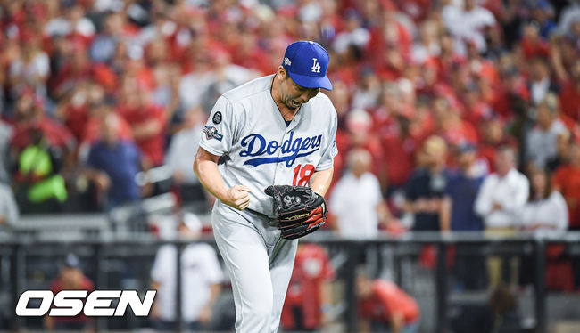 3회말 2사 만루 다저스 두번째 투수 마에다가 역전 위기를 넘긴뒤 환호하고 있다. /soul1014@osen.co.kr