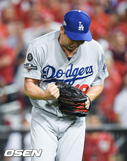 3회말 2사 만루 다저스 두번째 투수 마에다가 역전 위기를 넘긴뒤 환호하고 있다. /soul1014@osen.co.kr