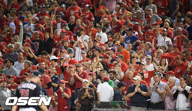 4회초 무사 2루 위기를 무실점으로 막은 워싱턴 슈어저 투수가 워싱턴 팬들의 기립 박수를 받으며 더그아웃으로 들어가고 있다.  /soul1014@osen.co.kr