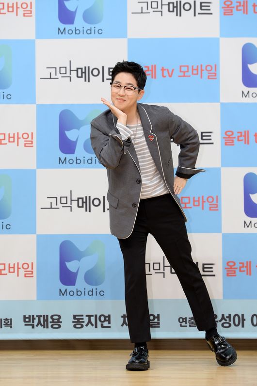 [사진=SBS 제공] '고막메이트' 제작발표회에 참석한 딘딘이 재치 있는 포즈로 분위기를 달궜다.