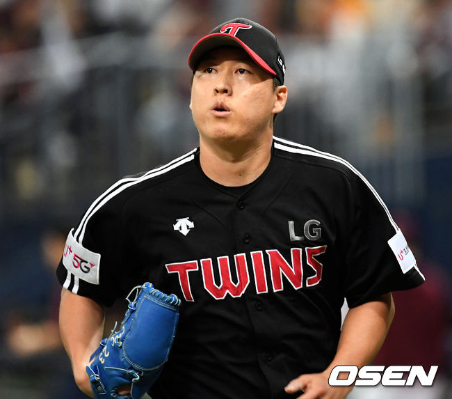 [OSEN=고척돔, 손용호 기자] 차우찬이 더그아웃으로 달려가고 있다.  /spjj@osen.co.kr