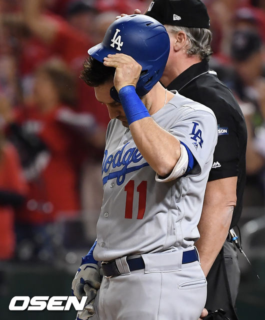 7일(한국시간) 미국 워싱턴 D.C. 내셔널스 파크에서  2019 MLB 포스트시즌 내셔널리그 디비전시리즈(NLDS) 워싱턴 내셔널스와 LA의 다저스의 3차전이 진행됐다.1회초 2사 만루에서 LA A.J. 폴락이 삼진으로 물러나며 아쉬워하고 있다. /soul1014@osen.co.kr