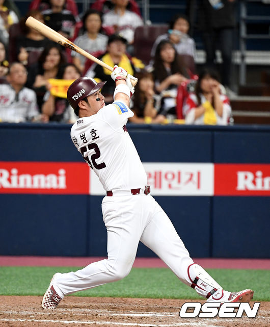 7일 오후 서울 고척스카이돔에서 '2019 신한은행 MY CAR KBO 포스트시즌' 준플레이오프 2차전 키움 히어로즈와 LG 트윈스의 경기가 열렸다.8회말 1사 1루에서 키움 박병호가 투런포를 날리고 있다. /jpnews@osen.co.kr