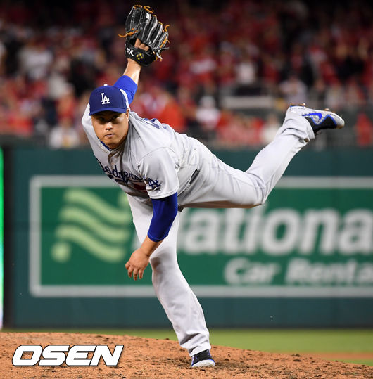 7일(한국시간) 미국 워싱턴 D.C. 내셔널스 파크에서  2019 MLB 포스트시즌 내셔널리그 디비전시리즈(NLDS) 워싱턴 내셔널스와 LA의 다저스의 3차전이 진행됐다.5회초 LA 류현진이 역투하고 있다. /soul1014@osen.co.kr