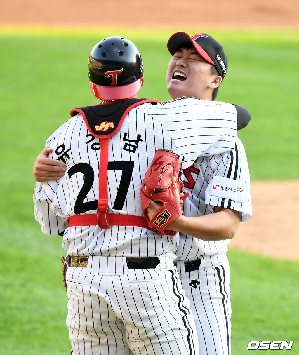 경기를 마치고 LG 고우석과 유강만이 포옹을 하고 있다. /jpnews@osen.co.kr