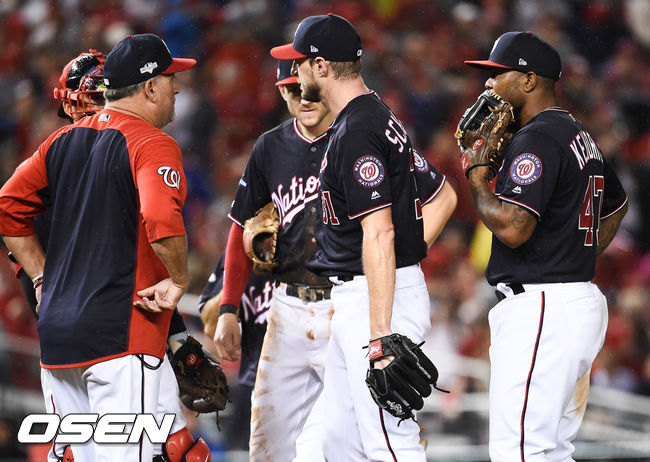 7회초 1사 만루위기를 맞은 워싱턴 슈어저가 투수 코치와 이야기를 나누고 있다. /soul1014@osen.co.kr