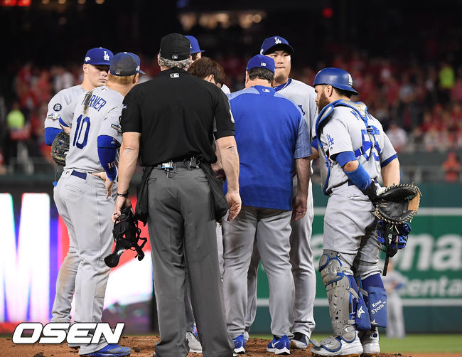 5회초 1사 1루 워싱턴 짐머맨의 교체 때 마운드를 방문한 LA 허니컷 코치가 선수들을 불러 모아 이야기를 나누고 있다. /soul1014@osen.co.kr