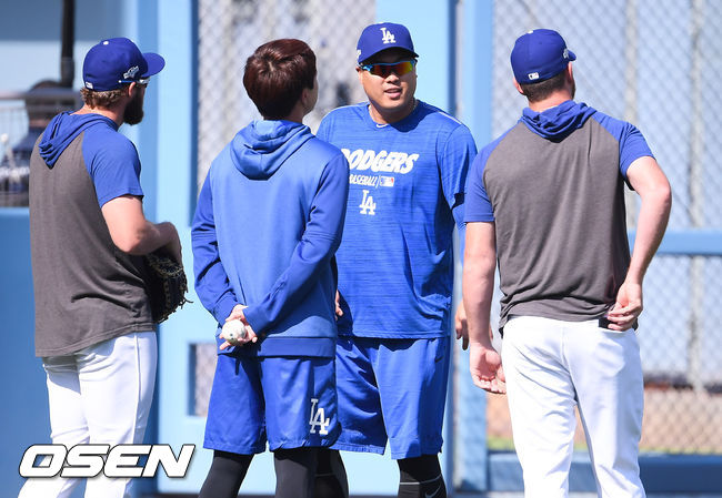 10일(한국시간) 미국 캘리포니아주 로스앤젤레스 다저스타디움에서 2019 메이저리그 내셔널리그 디비전시리즈(NLDS) 5차전 LA 다저스와 워싱턴 내셔널스의 경기가 진행됐다. 경기에 앞서 류현진이 훈련중 미소 짓고 있다. /soul1014@osen.co.kr