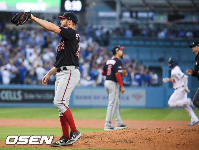 2회말 다저스 선두타자 키케 에르난데스의 솔로홈런때 워싱턴 선발투수 스트라스버그가 아쉬워하고 있다./ soul1014@osen.co.kr