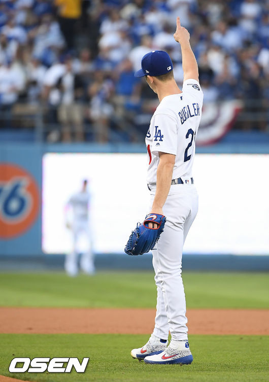 2회초 다저스 에르난데스 좌익수의 호수비때 다저스 선발투수 뷸러가 고마움을 표시하고 있다. /soul1014@osen.co.kr