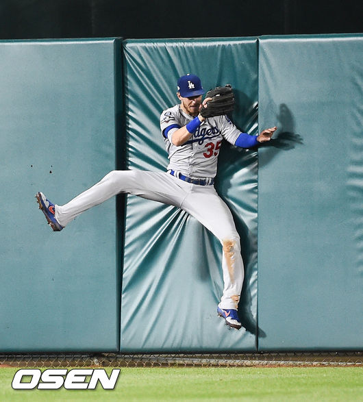 6회말 1사 3루 다저스 벨린저 중견수가 워싱턴 렌던의 희생플라이 타구를 잡아내고 있다. /soul1014@osen.co.kr