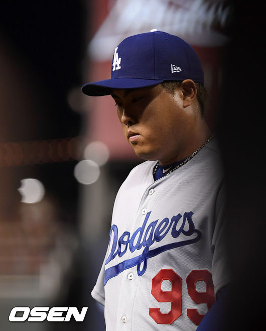 7일(한국시간) 미국 워싱턴 D.C. 내셔널스 파크에서  2019 MLB 포스트시즌 내셔널리그 디비전시리즈(NLDS) 워싱턴 내셔널스와 LA의 다저스의 3차전이 진행됐다.5회초 2사 1,2루에서 워싱턴 아담 이튼을 외야플라이로 처리한 LA 류현진이 더그아웃으로 가고 있다. /soul1014@osen.co.kr