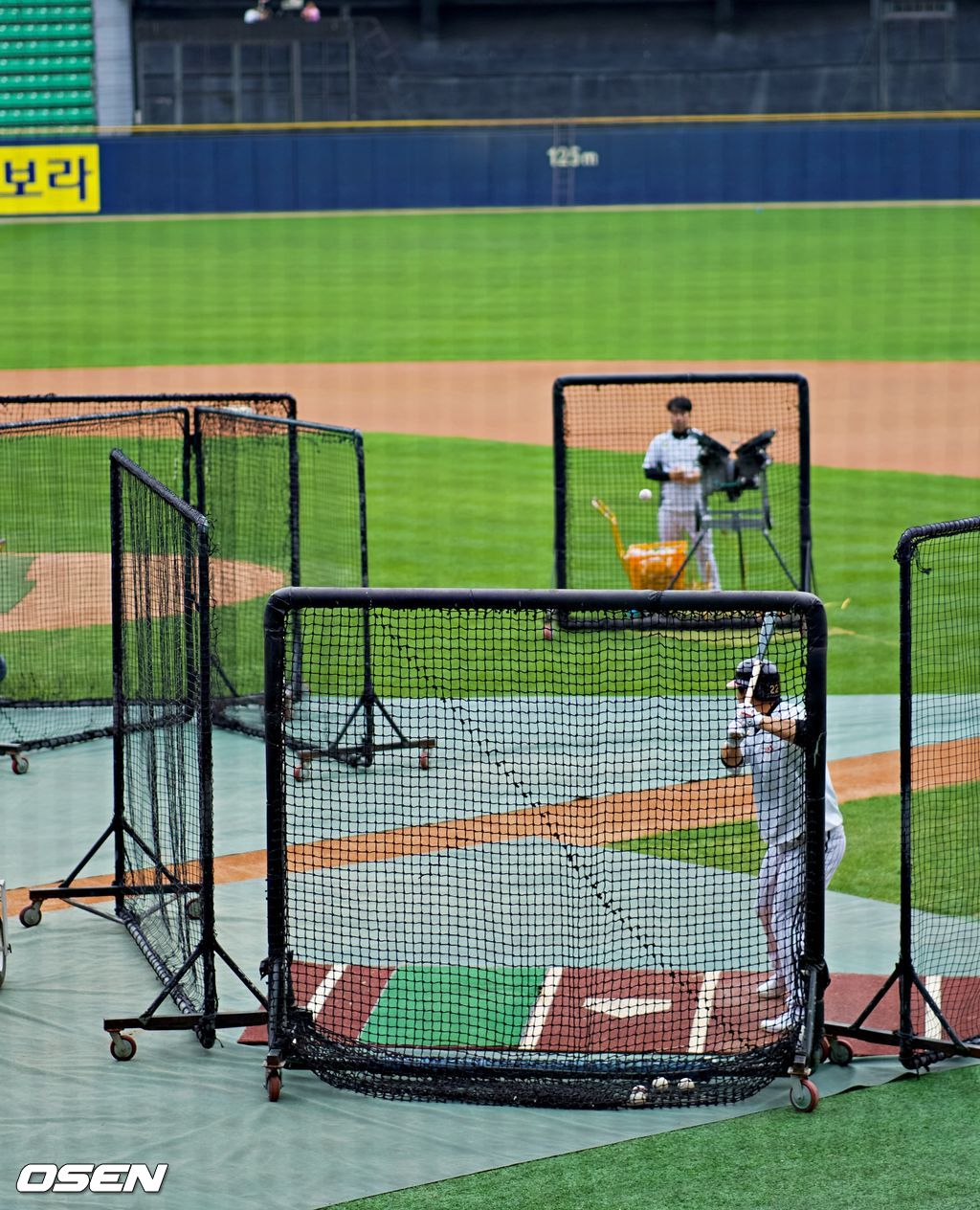 10일 키움과의 준플레이오프 4차전을 앞두고 김현수가 가장 먼저 특타를 실시하고 있다. /jhrae@osen.co.kr