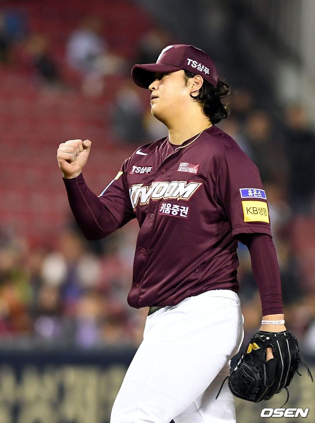 10일 오후 서울 잠실야구장에서 '2019 신한은행 MY CAR KBO 포스트시즌' 준플레이오프 4차전 LG 트윈스와 키움 히어로즈의 경기가 열렸다.8회말 세 타자를 삼진으로 처리한 조상우가 주먹을 불끈 쥐고 있다. /spjj@osen.co.kr