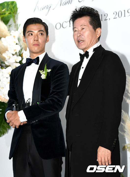 신랑 강남과 태진아가 결혼식을 앞두고 포토타임을 하고 있다. /dreamer@osen.co.kr