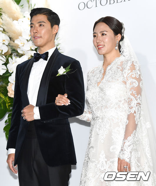 강남-이상화 커플이 결혼식을 마친 뒤 포토타임을 하고 있다. /dreamer@osen.co.kr