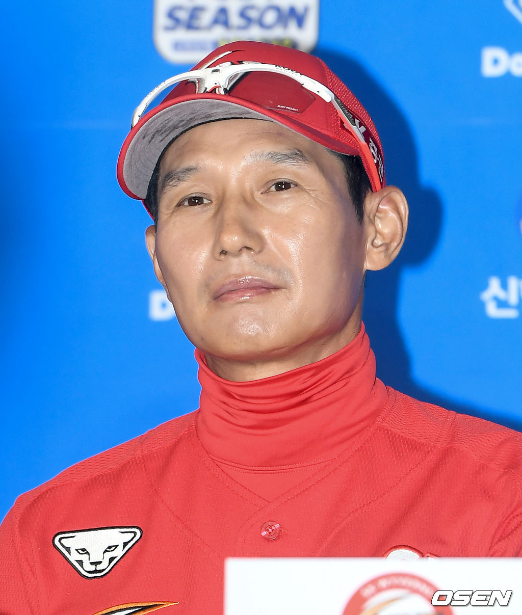 SK 염경엽 감독이 포토타임을 하고 있다. /ksl0919@osen.co.kr