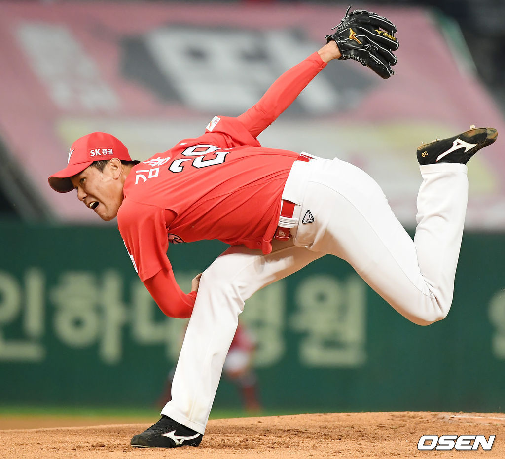 SK 선발 김광현이 힘차게 공을 뿌리고 있다. /rumi@osen.co.kr
