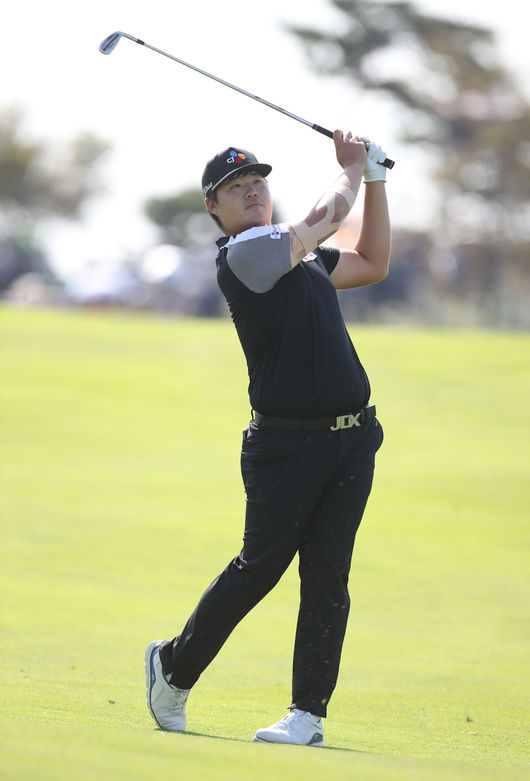 임성재가 제네시스 챔피언십 최종라운드 9번홀에서 세컨드샷을 지켜보고 있다. /KPGA 제공.