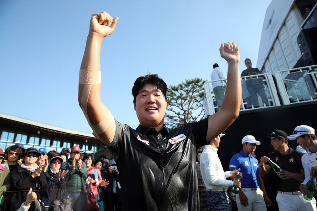 임성재가 우승 축하 세례를 받고 있다. /KPGA 제공.