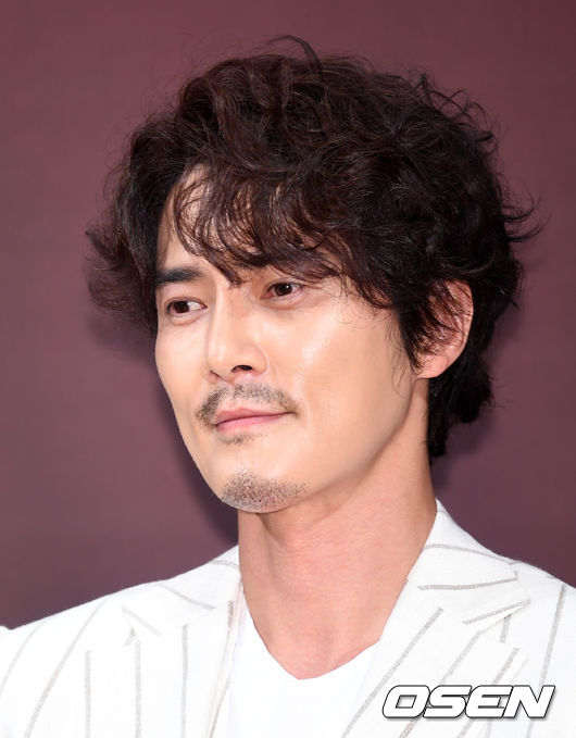 채널A 새 금토드라마 '평일 오후 세시의 연인' 제작발표회가 4일 오후 서울 논현동 임피리얼 팰리스 호텔에서 열렸다.  오는 5일 첫 방송되는 ‘평일 오후 세시의 연인’은 금기된 사랑으로 인해 혹독한 홍역을 겪는 어른들의 성장드라마다. 2014년 일본 후지TV에서 방영된 인기드라마 ‘메꽃, 평일 오후 3시의 연인들’을 리메이크한 작품.  배우 조동혁이 간담회를 하며 미소짓고 있다. /jpnews@osen.co.kr