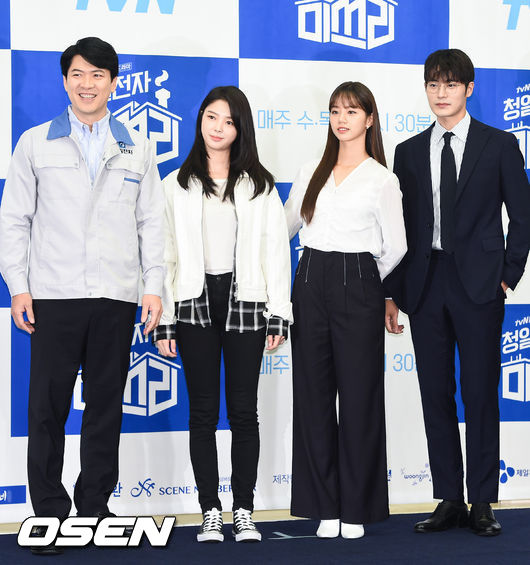 김상경과 엄현경, 이혜리. 차서원이 포즈를 취하고 있다. /soul1014@osen.co.kr