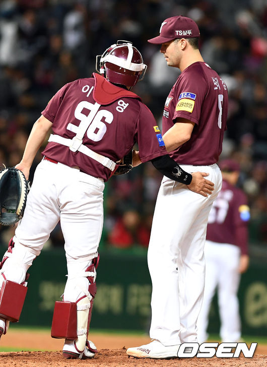 6회말 1사 브리검이 고종욱을 볼넷으로 내보낸 후 마운드를 내려가고 있다. /spjj@oosen.co.kr