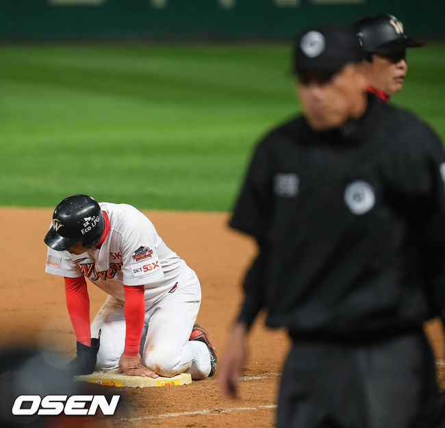 6회말 무사 1루 SK 고종욱의 타석때 견제사 당한 1루 주자 김강민이 아쉬워하고 있다 . /soul1014@osen.co.kr