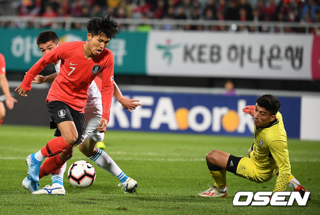 전반 한국 정우영이 드리블을 하고 있다. /youngrae@osen.co.kr