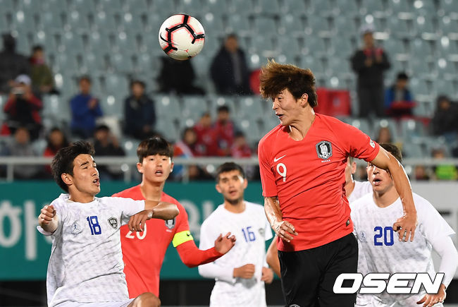 후반 한국 조규성이 헤딩슛을 하고 있다. /youngrae@osen.co.kr