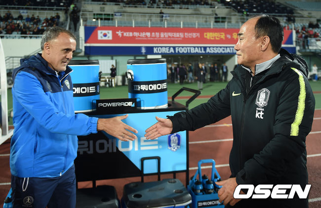 한국 김학범 감독과 우즈베키스탄 류빈코 드루로비치 감독이 악수를 나누고 있다. /youngrae@osen.co.kr