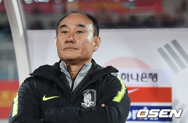 한국 김학범 감독이 경기를 지켜보고 있다. /youngrae@osen.co.kr