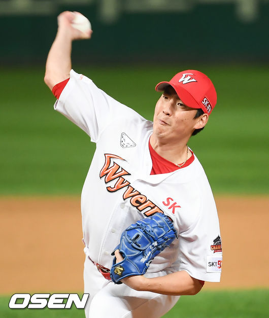 연장10회초 SK 문승원 투수가 역투하고 있다. /soul1014@osen.co.kr