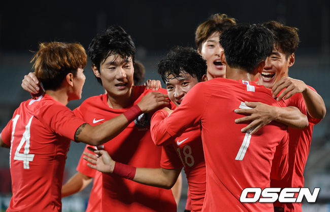 전반 선제골을 넣은 한국 정우영이 동료들과 기뻐하고 있다. /youngrae@osen.co.kr