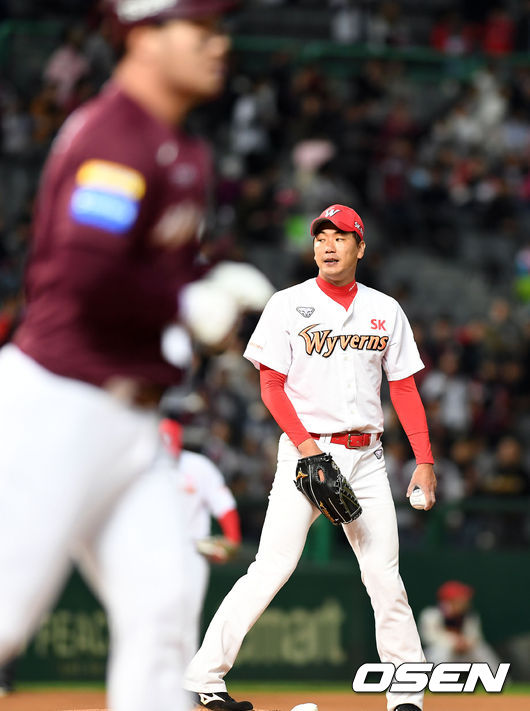 1회초 2사 3루 김광현이 박병호를 볼넷으로 내보내고 있다. /spjj@osen.co.kr